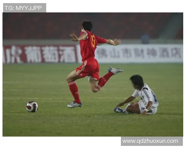 足球球星黑白光影下的传奇岁月与永恒经典瞬间 足球球星黑白光影下的传奇岁月与永恒经典瞬间